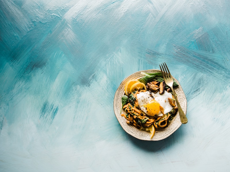 Person som nyter et deilig måltid hjemme