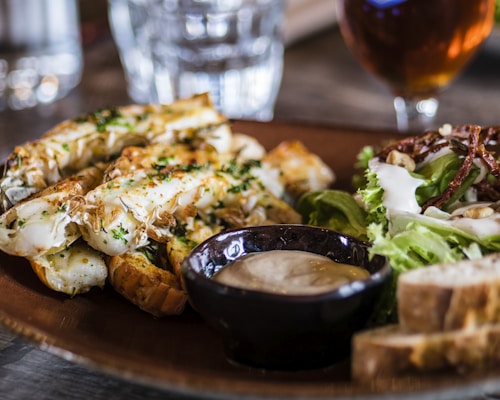 Fullkornbrød med fersk topping, urter og olivenolje