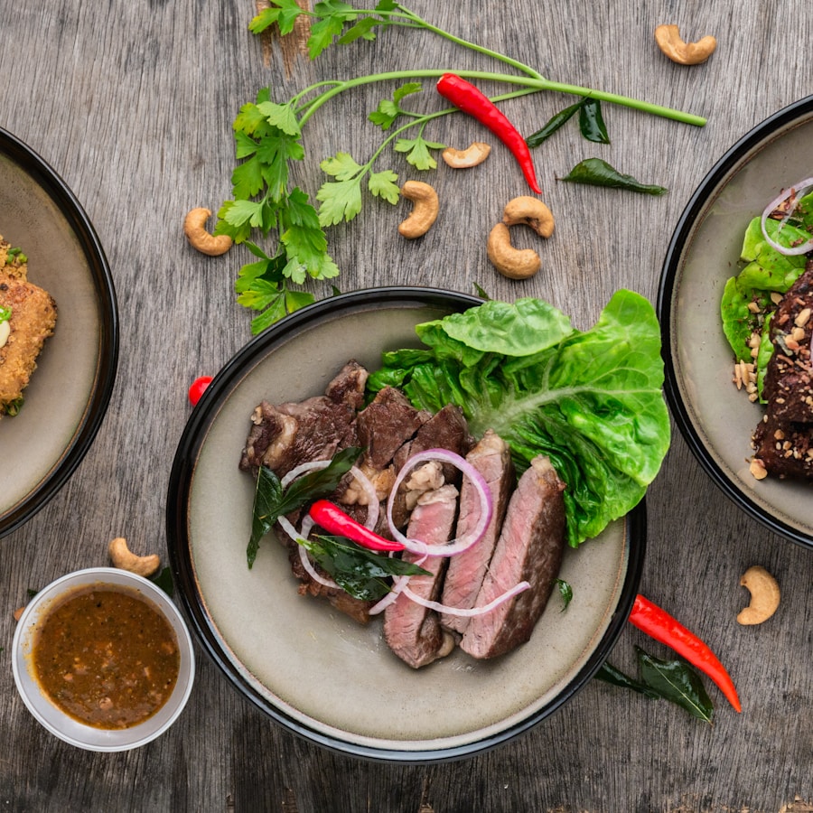 Stor nordisk matpresentasjon med urter, grønnsaker og fersk fisk