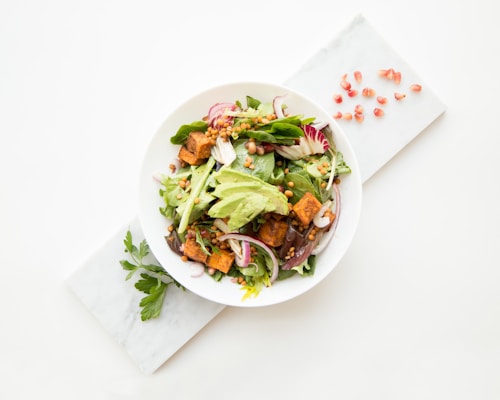 Grillet laks med sitron og ferske urter på hvit tallerken