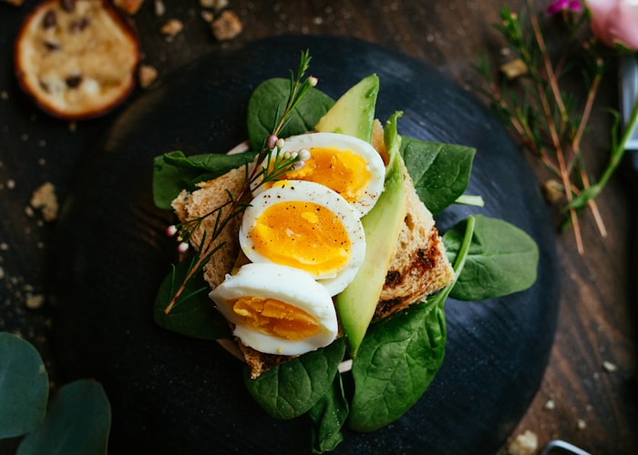 Sunt mellommåltid med friske grønnsaker og hummus